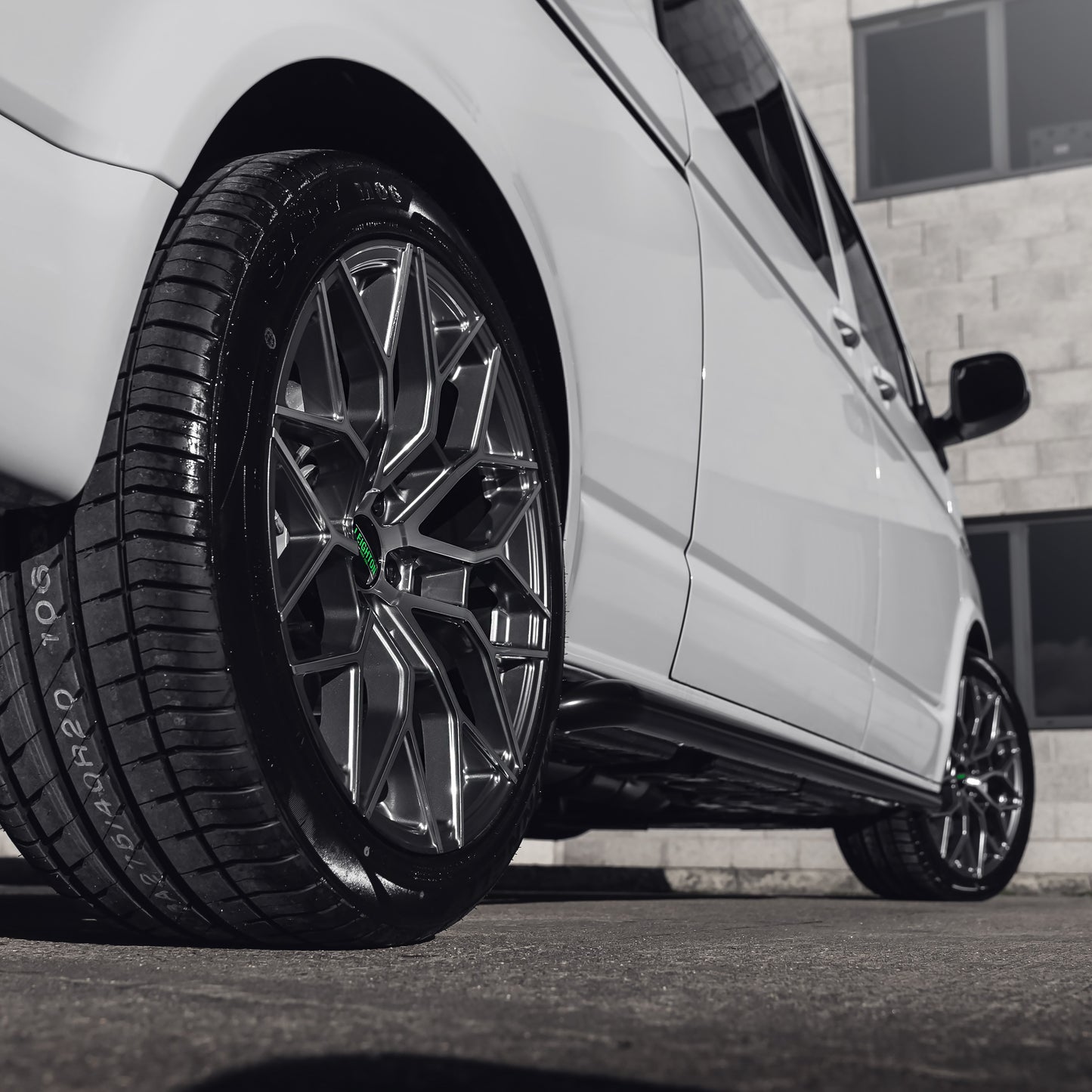 LV-2 Gunmetal & Polished Face Alloy Wheels 8.5"
