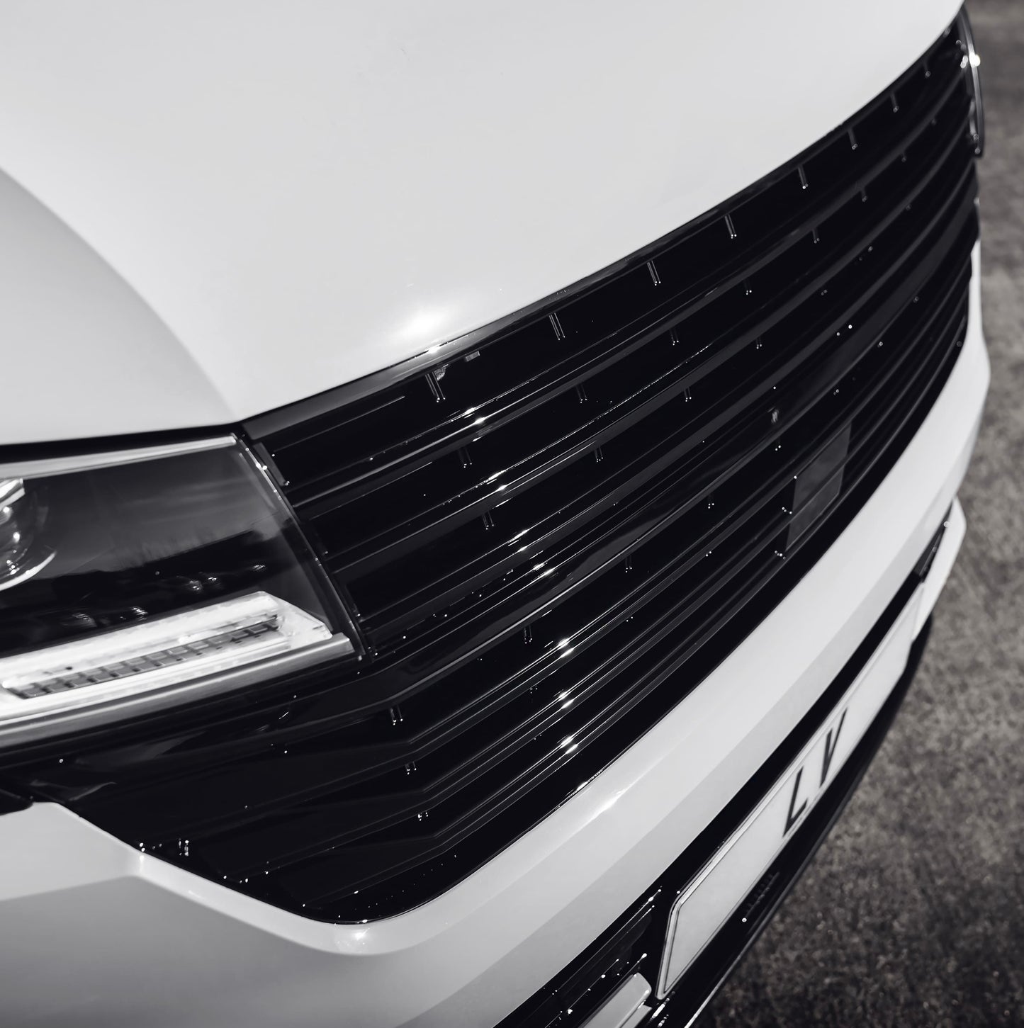 Gloss Black Badgeless Grille ( VW T6.1)