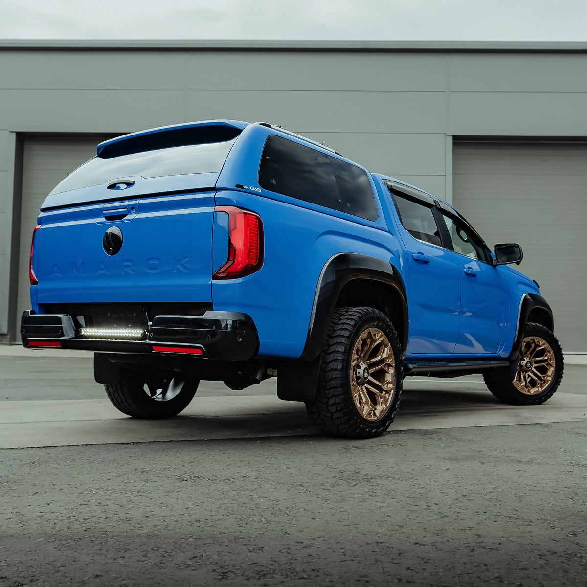VW Amarok 2023 - Predator Flares Bright Blue