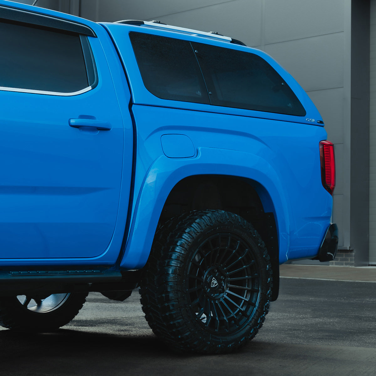 VW Amarok 2023 - Predator Flares Bright Blue
