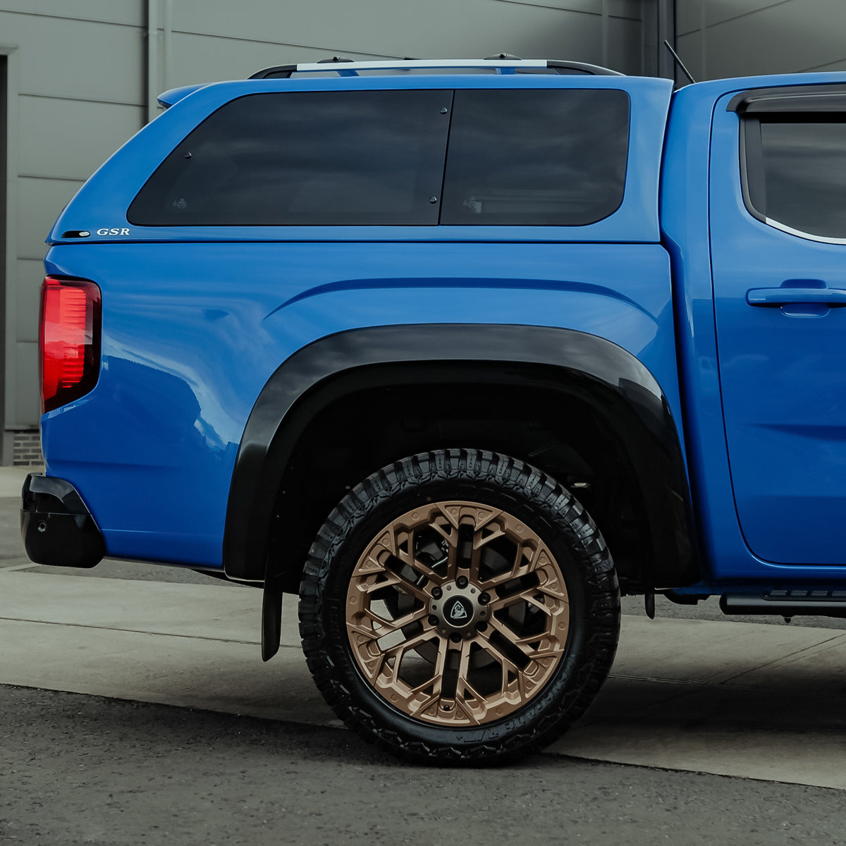 VW Amarok 2023 - Predator Flares Bright Blue